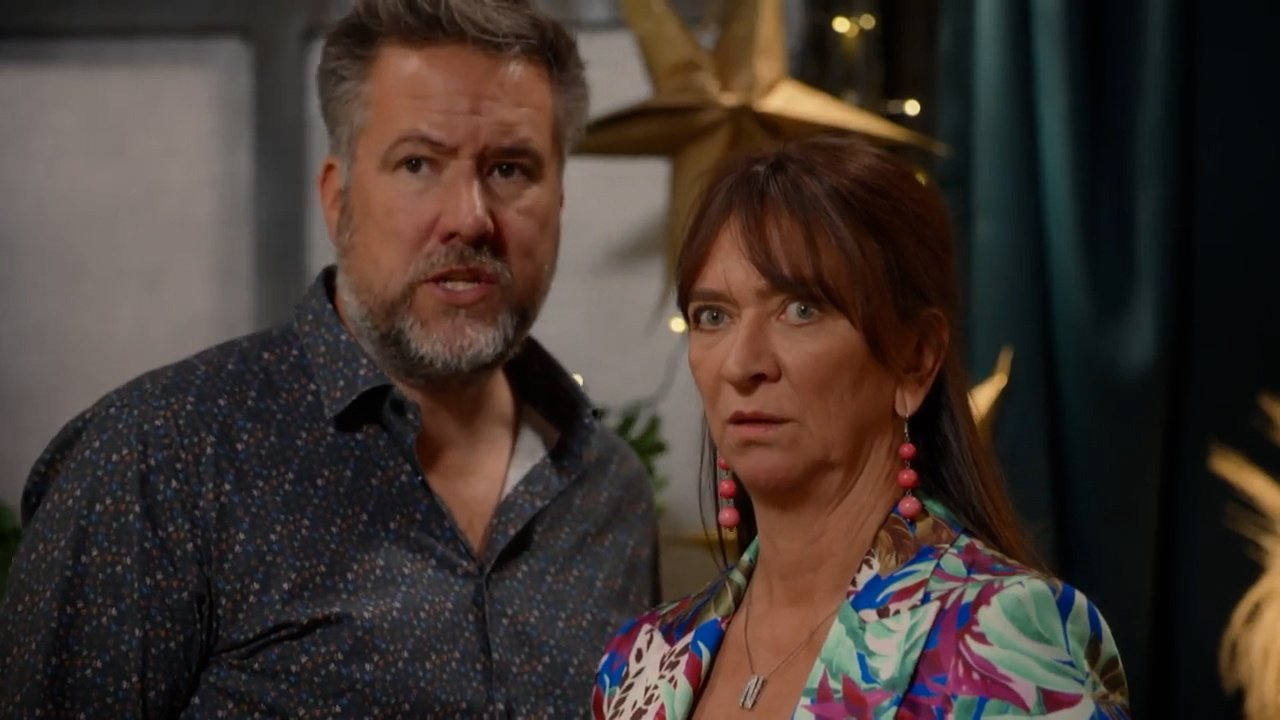 R031 0082 still Dieter en Nancy kijken naar hen 121225 6ae2c32c0dc36d3df65b6152282bca26